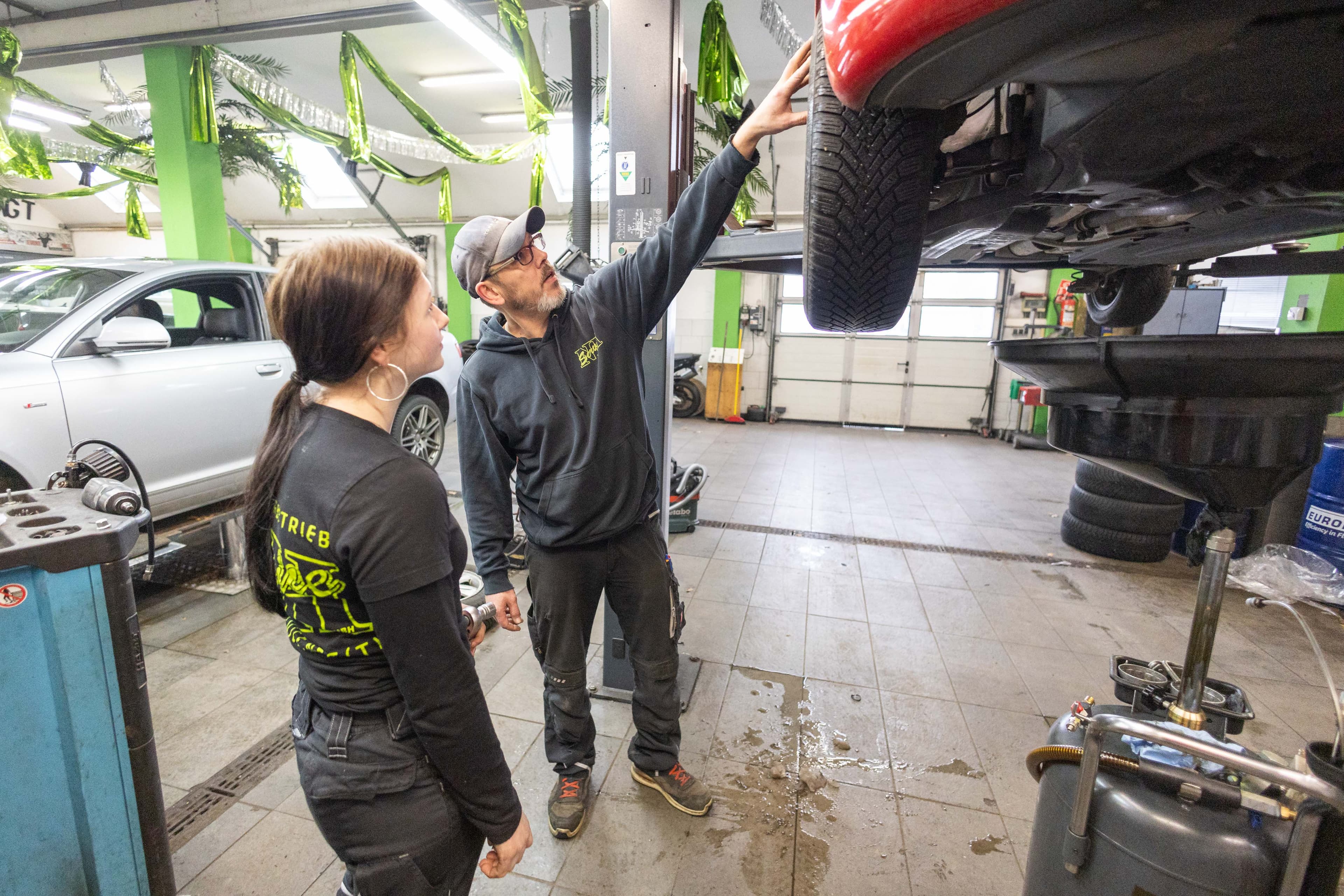 KFZ-Meister Alexander Wolf bei der Ausbildung einer Auszubildenden