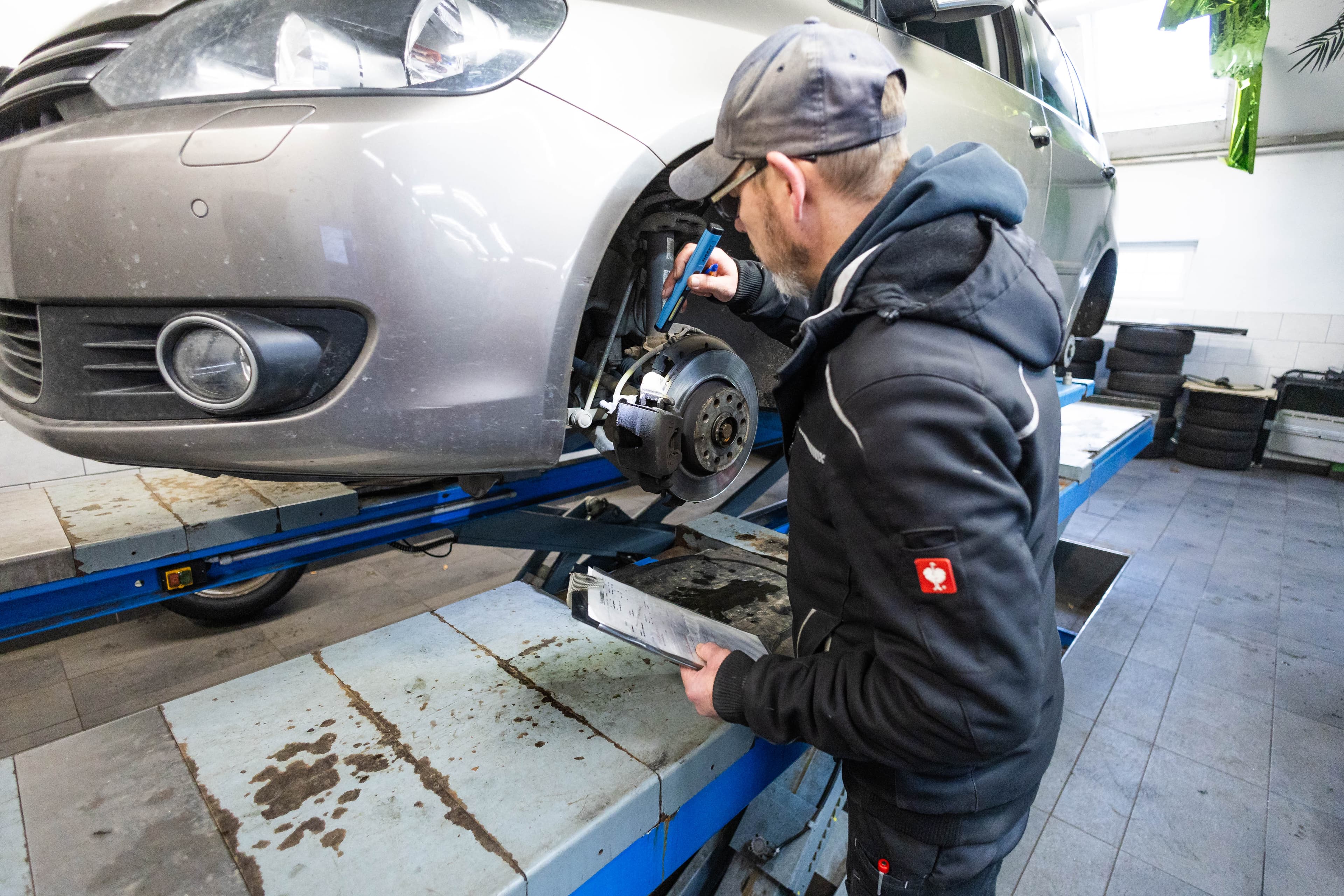 KFZ-Meister Alexander Wolf prüft Bremsanlage