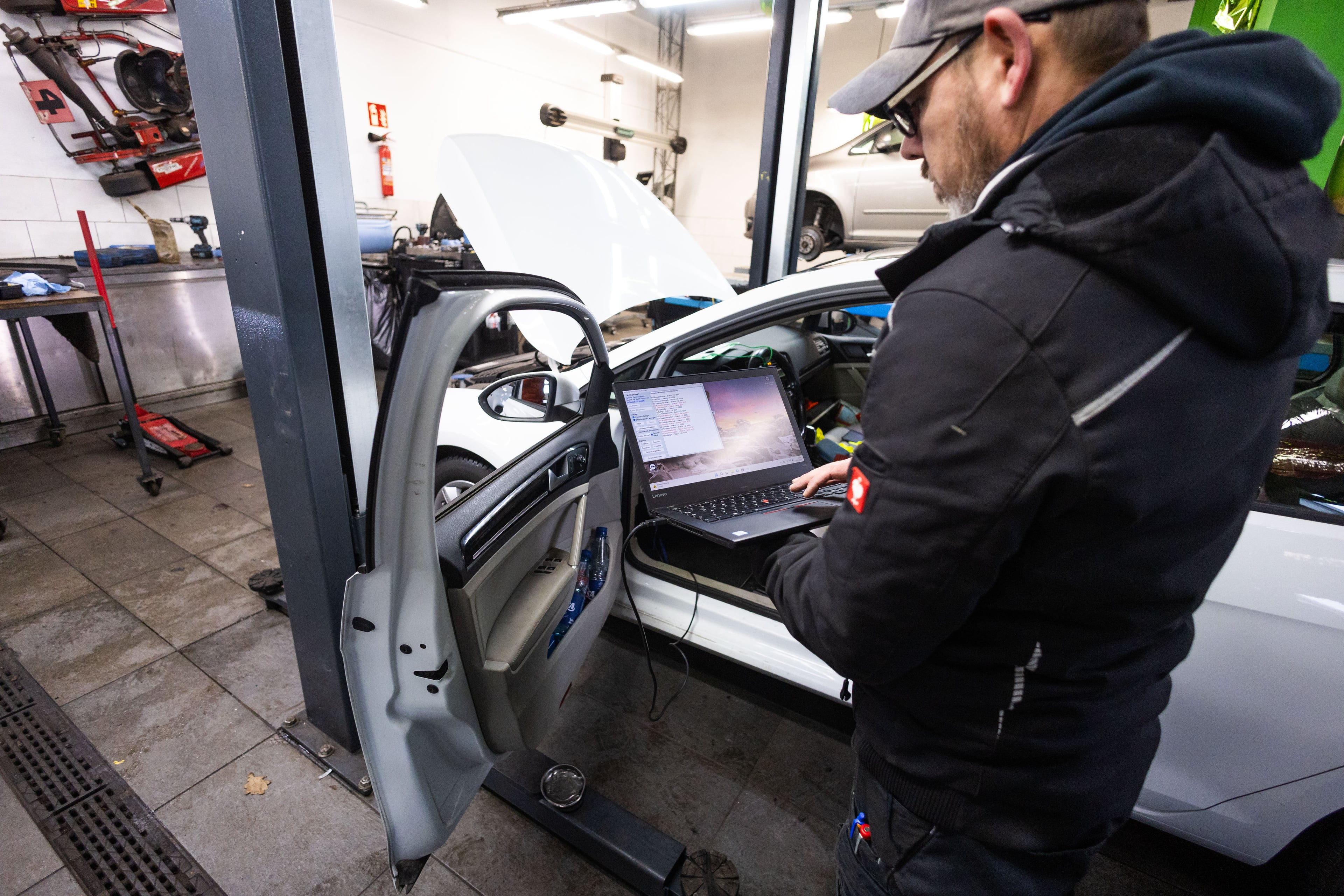 Fahrzeugdiagnose mit professionellem Diagnosegerät bei NH-Service