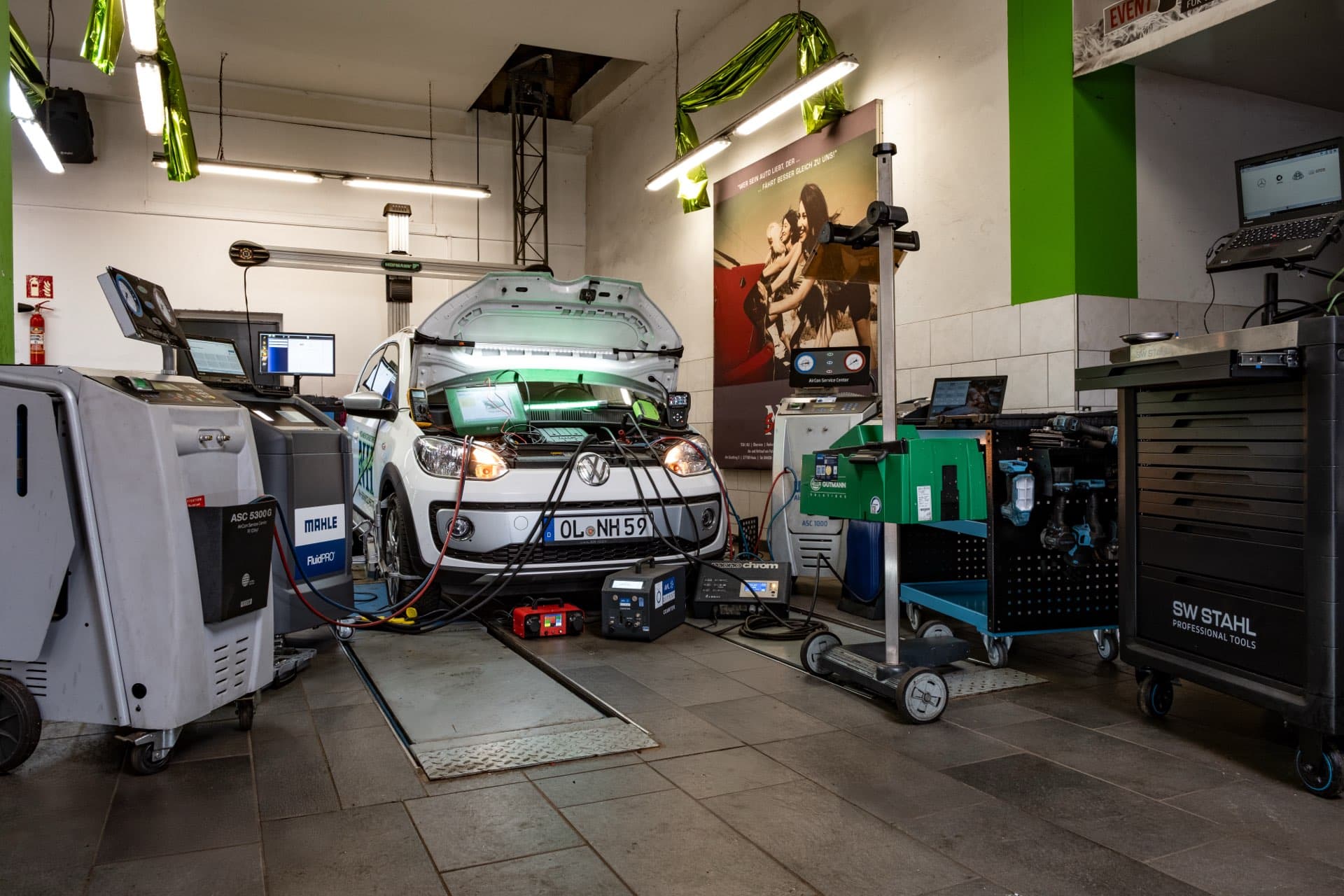 Mahle-Klimaservicegerät für R134a und R1234yf an einem Werkstattplatz bei NH-Service in Hude
