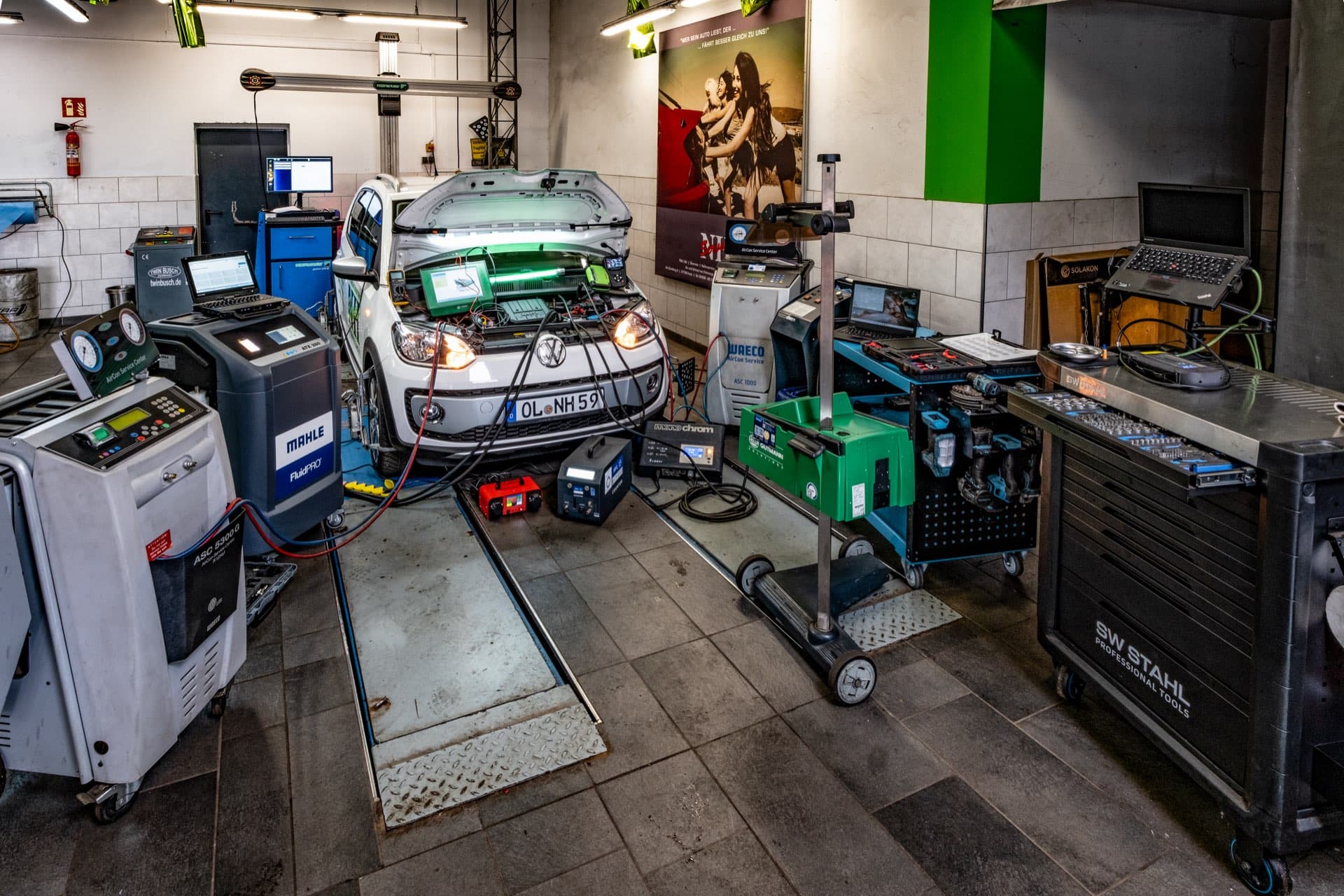 Werkstatt-Arbeitsplatz bei NH-Service in Hude: Mahle-Klimaservicegerät, Mahle FluidPRO Getriebespülgerät, Scheinwerfer-Einstellgerät und SW-Stahl Werkzeugwagen